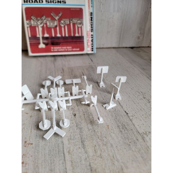 Lionel 0 and 027 Gauge Road Signs train accessory set - Picture 7 of 8